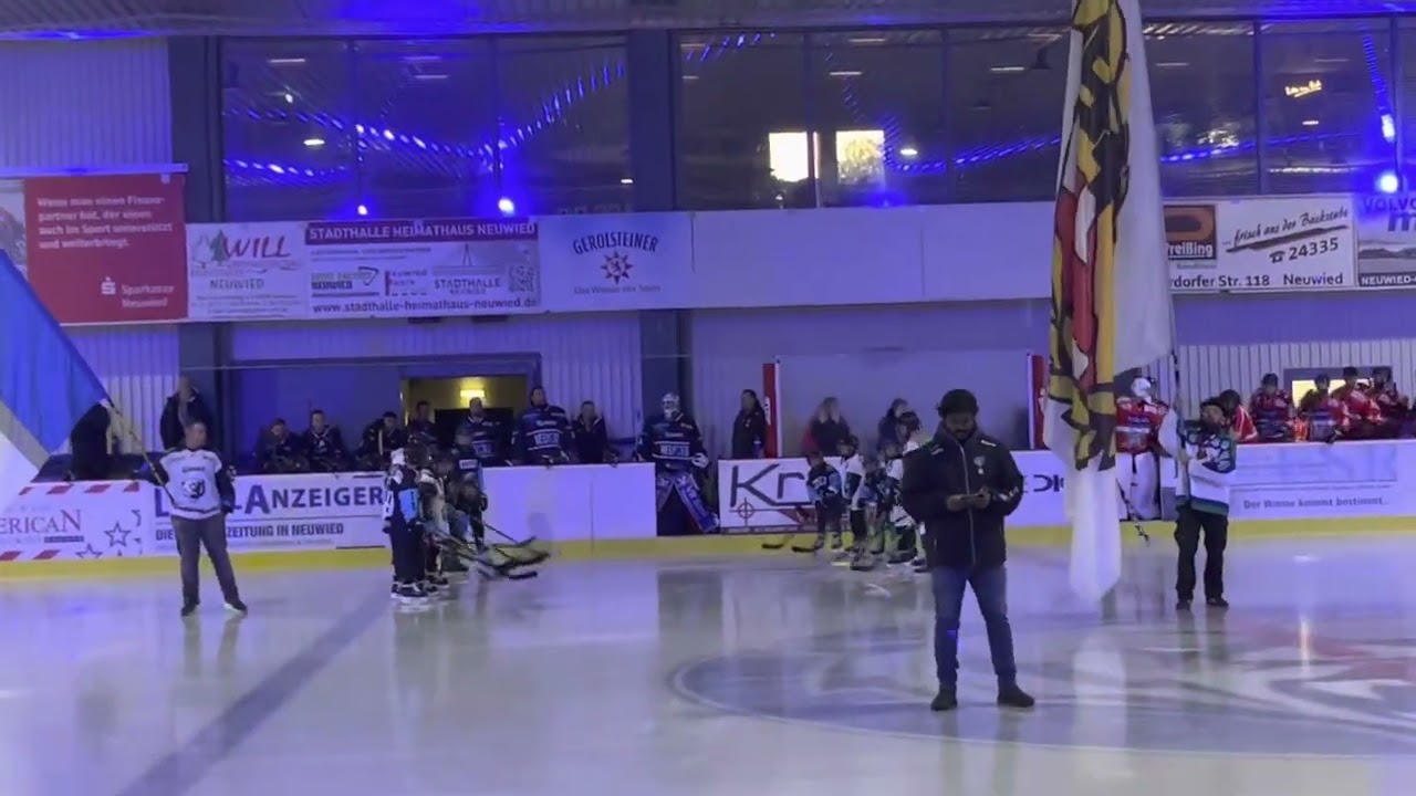 EHC Neuwied Die Bären Einlauf mit Nachwuchs
