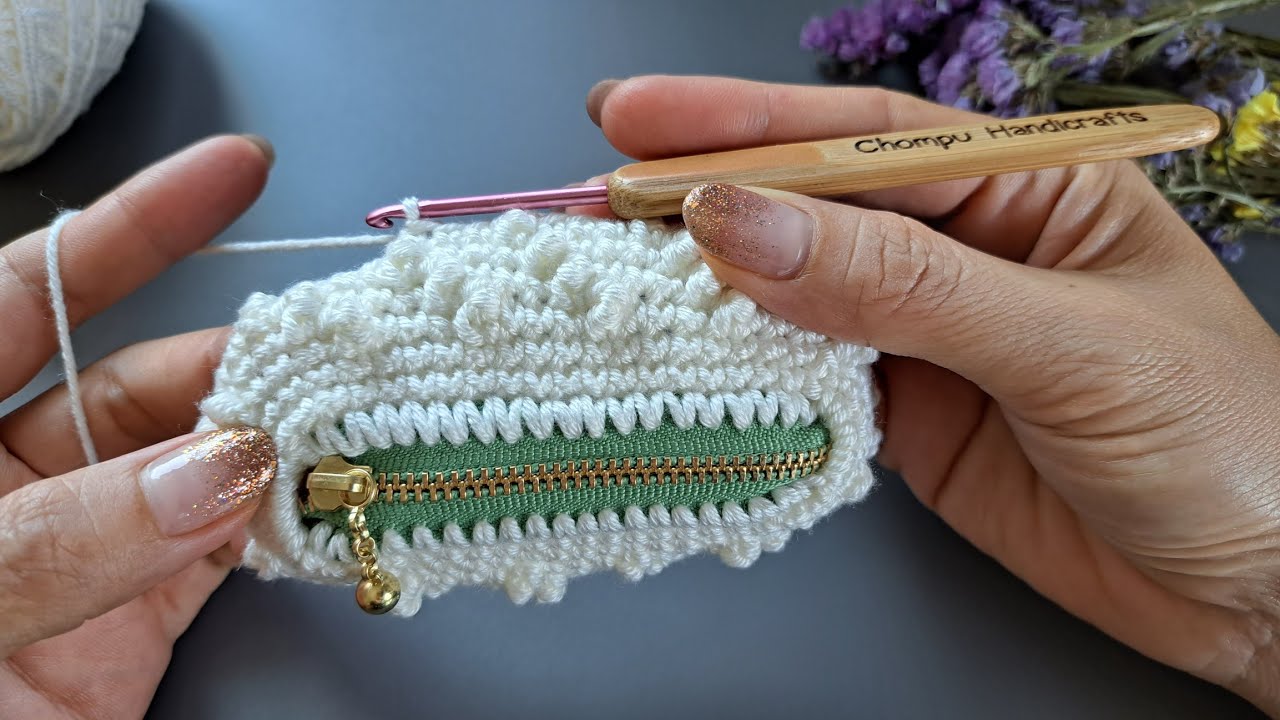 So Cute! Crochet mini coin purse. Easy crochet pattern.