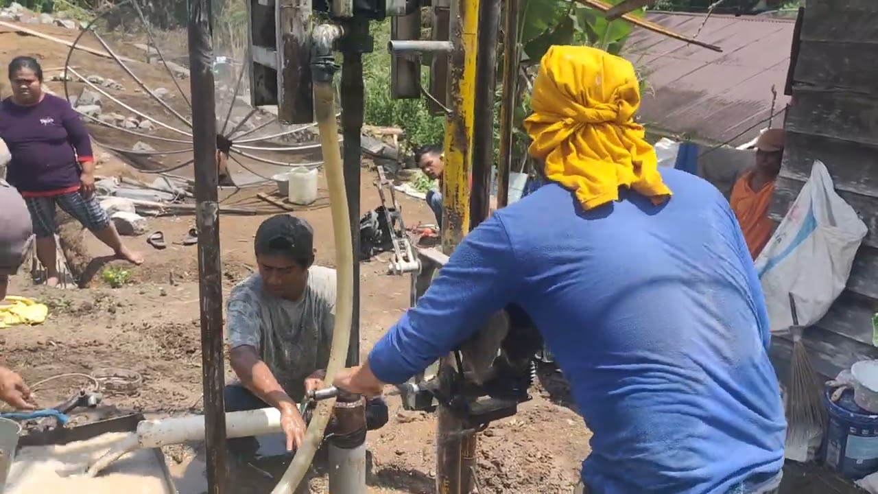 Pemasangan pipa casing sumur bor untuk mencegah tertutup tanah atau amblas