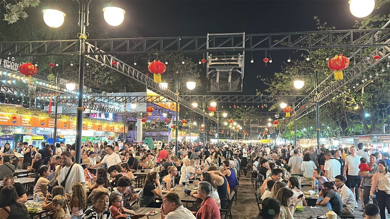 ຝຣັ່ງຫລາຍສຸດທີ່ຫລວງພະບາງ/ฝรั่งเยอะมากที่หลวงพระบาง/Overloaded  European Tourists in Luang Prabang 