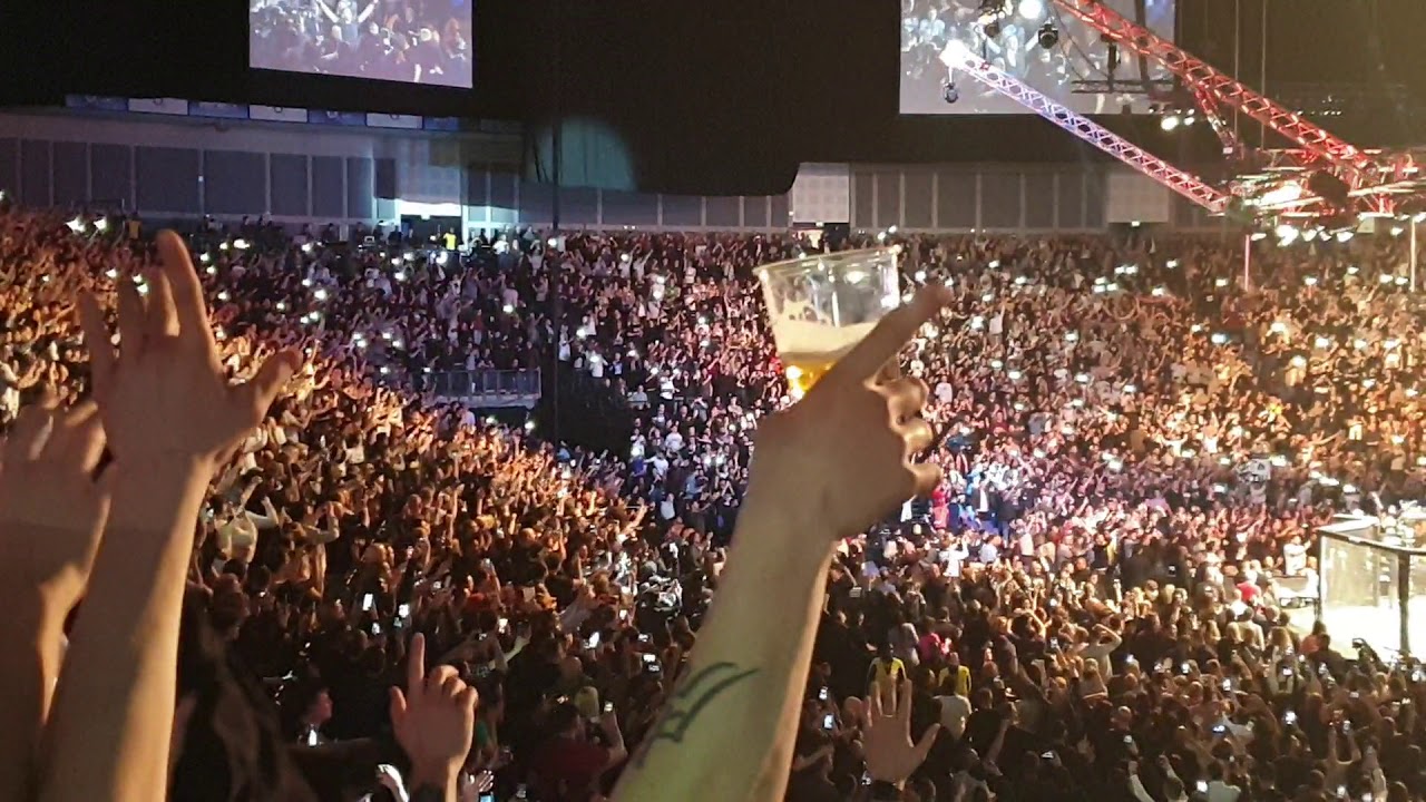 Darren Till UFC London Entrance LIVE (Sweet Caroline)