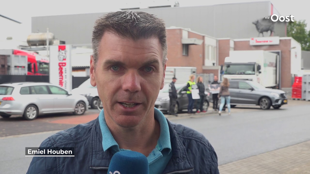 Dierenactivisten voeren actie bij slachthuis Oldenzaal