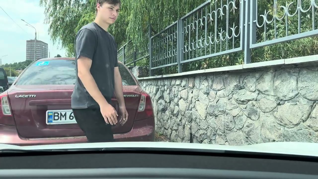 Трешевая парковальщица Харькова осторожно!