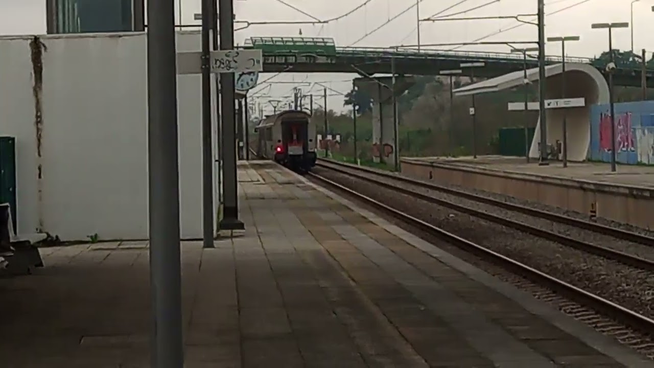 CP 5612+corail VIP+corail(2&deg;classe)(entroncamento-lisboa santa Apol&oacute;nia) no apeadeiro do reguengo