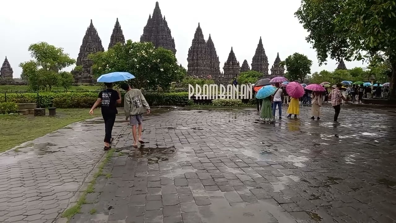 walking around prambanan temple #indonesian_culture #walkingarround #indonesian #javaindonesia