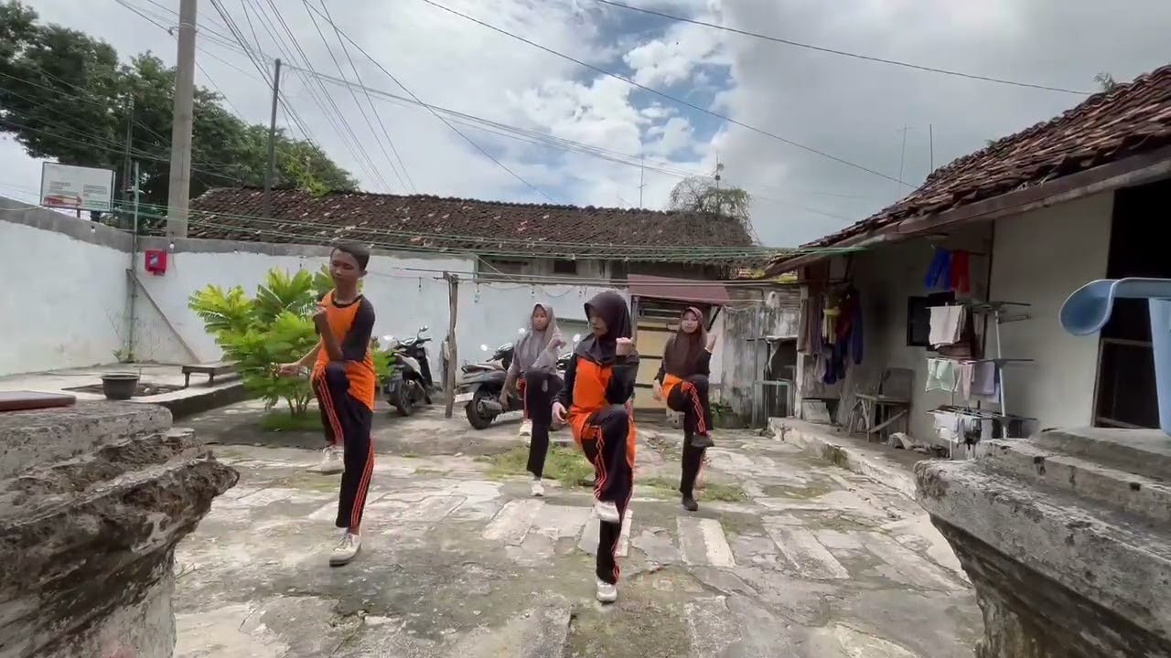 Senam kreasi kelas X.B || ayo goyang dumang