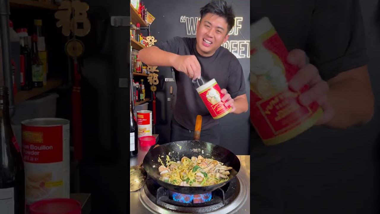 CHICKEN AND SHRIMP NOODLE STIR FRY IN 2MINS #shorts #wok #yumyum #takeout