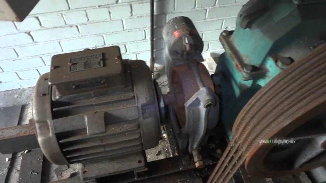 Abandoned building lift hunt - the goods lift (with machine room)