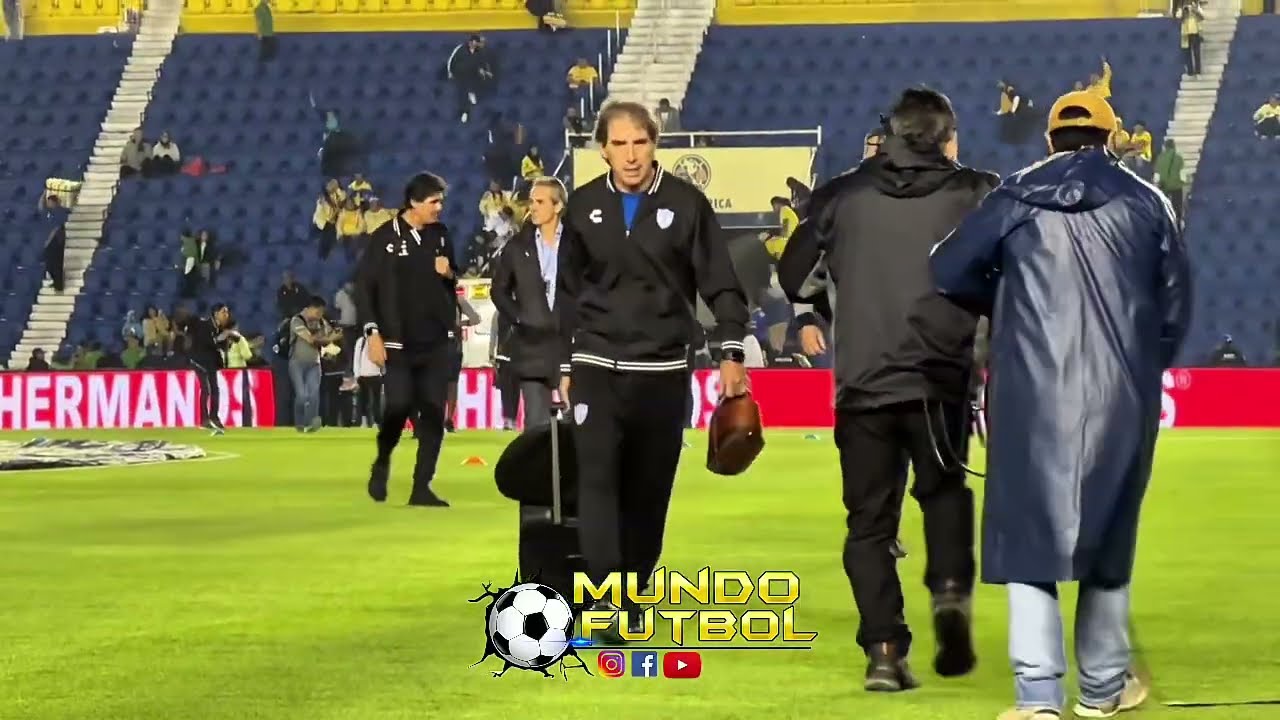 Abuchean a Almada y a Rond&oacute;n | AS&Iacute; llega Pachuca para enfrentar al Am&eacute;rica