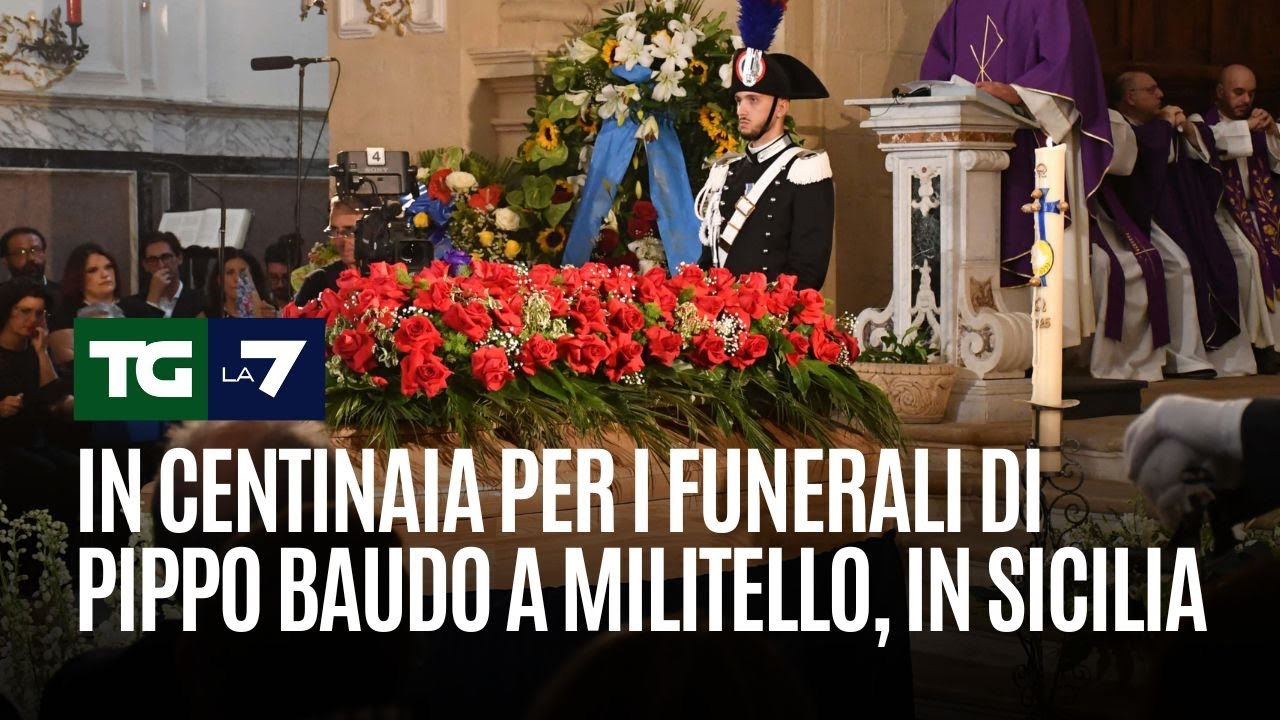 In centinaia per i funerali di Pippo Baudo a Militello, in Sicilia