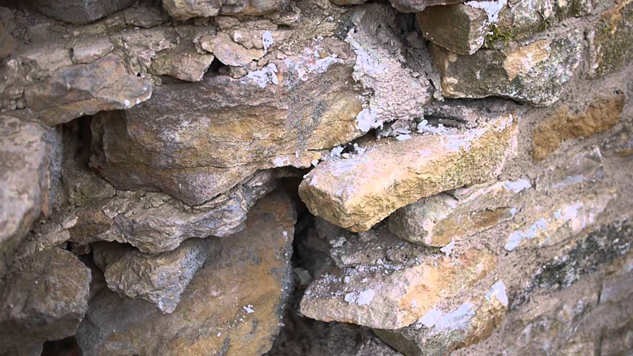 Mur en pierre et mortier de chaux, à remonter et rejointoyer