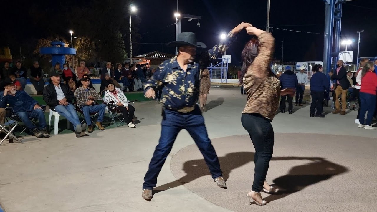 Un espectáculo ver a Los Maniceros bailando con Grupo Dos-Tres 