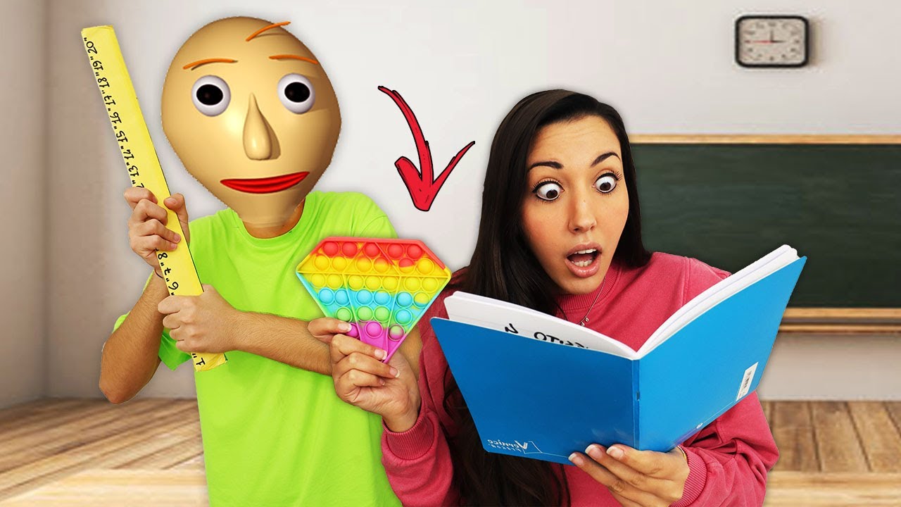 TROVA I POP IT NASCOSTI DA BALDI NELLA VITA REALE NELLA SCUOLA DEL MAESTRO CATTIVO IN CASA NOSTRA!
