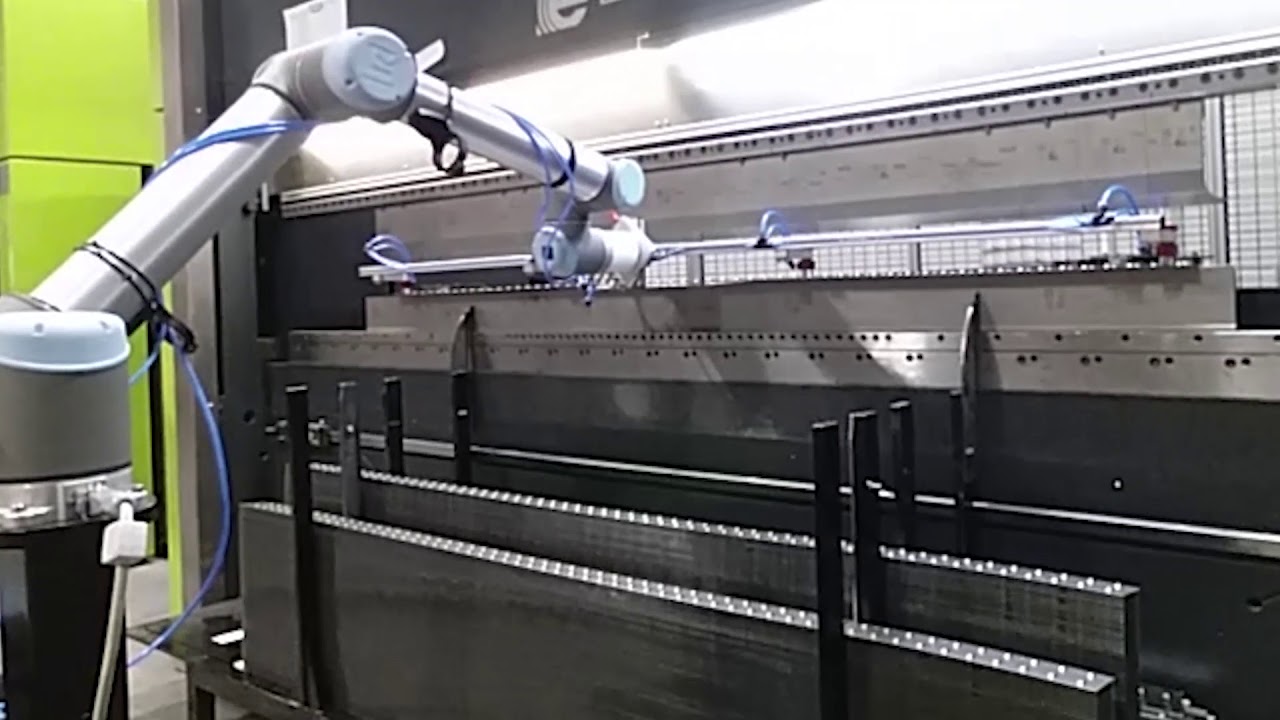 Cobot Universal Robots z prasą Safan e-brake, gięcie blach/ UR10 Cobot bending steel plates on Safan