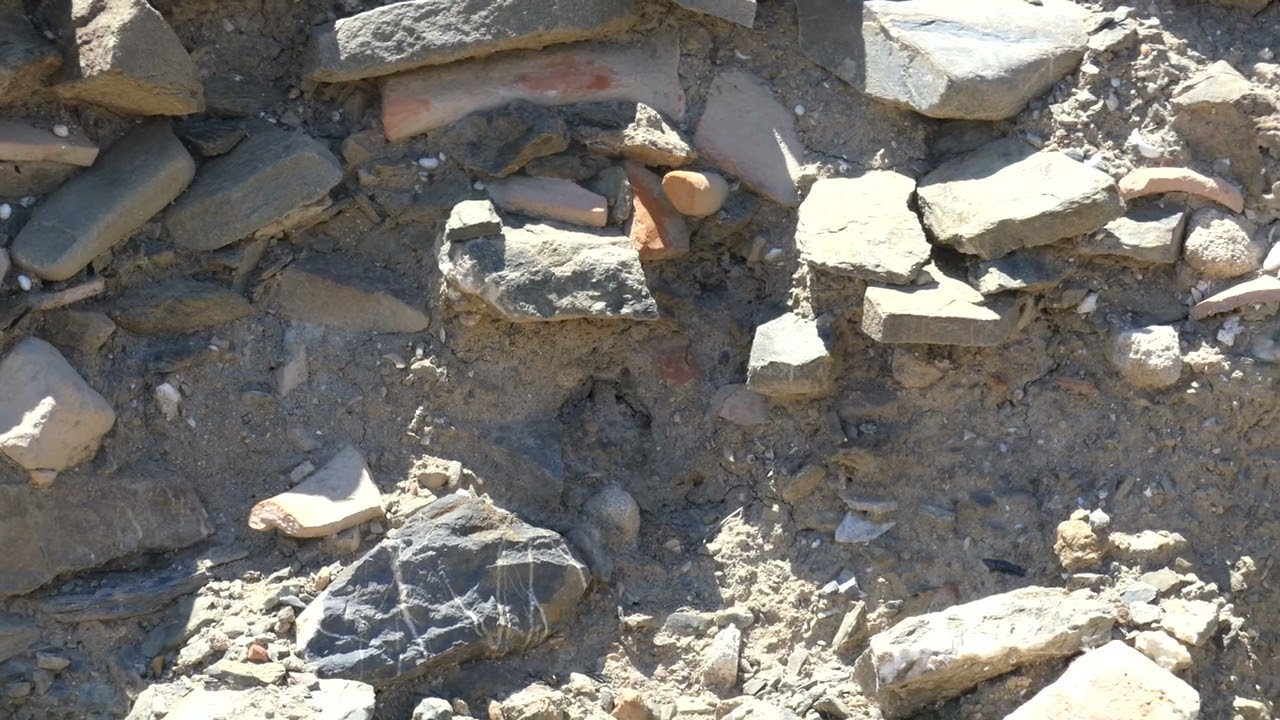 Astypalea - Cisterna romana profonda 5 metri e reperti greco/romani sul bordo di un sentiero