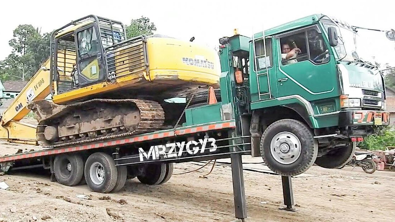 Fuso Self Loader Truck Moving PC200-8 Komatsu Excavator