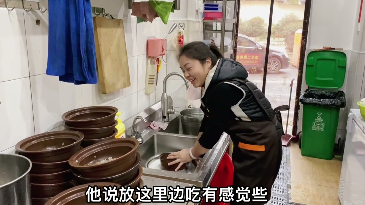 看到顾客把锅拿回家吃，夫妻俩就开始提心吊胆，损坏还不能找他赔