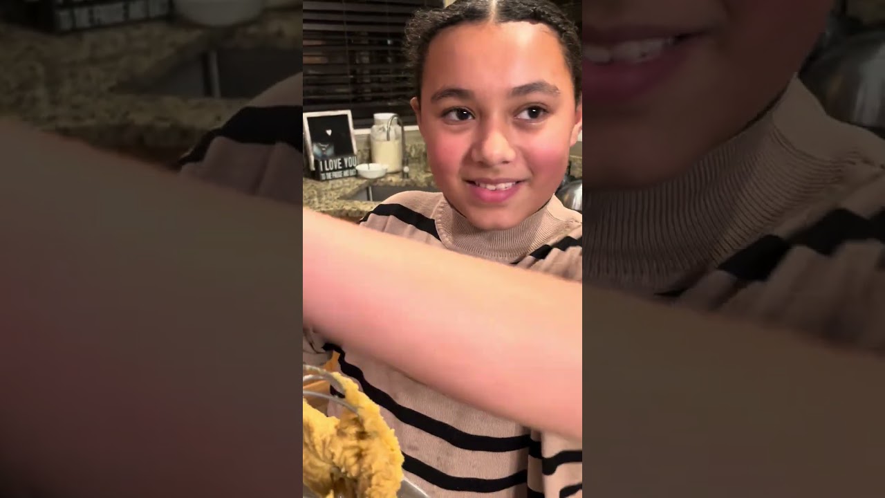 Hey guys come make cookies with darling Doenya#baking goldenfeet07 taste tester 11 year old bakes 