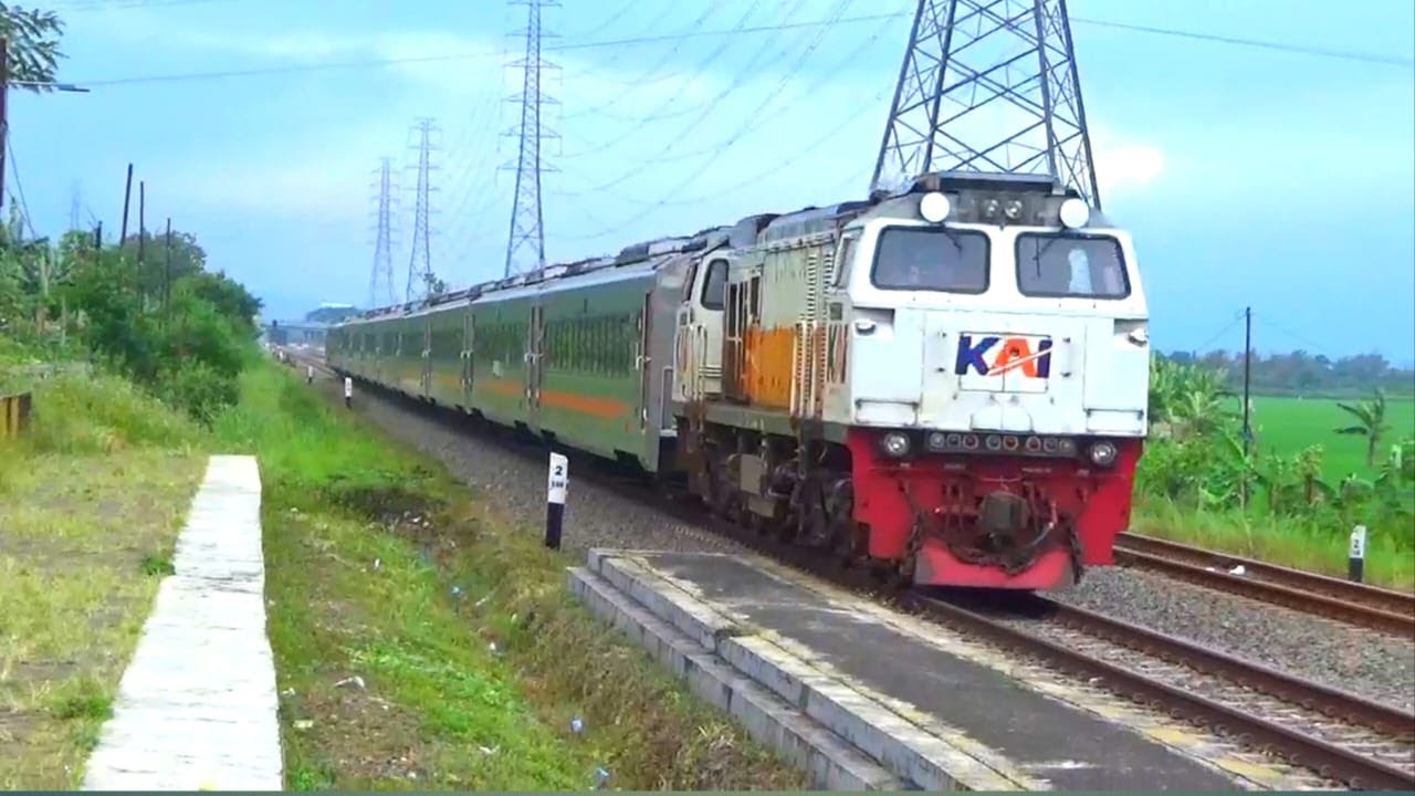 2 Kereta Jarak Jauh Ngebut Parah ‼️ Di Sela lalu Lalang Kereta Lokal