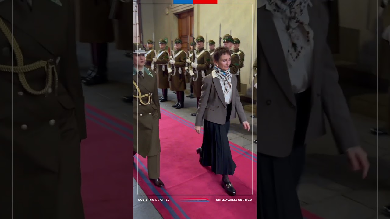 Vicepresidenta Carolina Tohá recibe honores de Guardia de Palacio en La Moneda