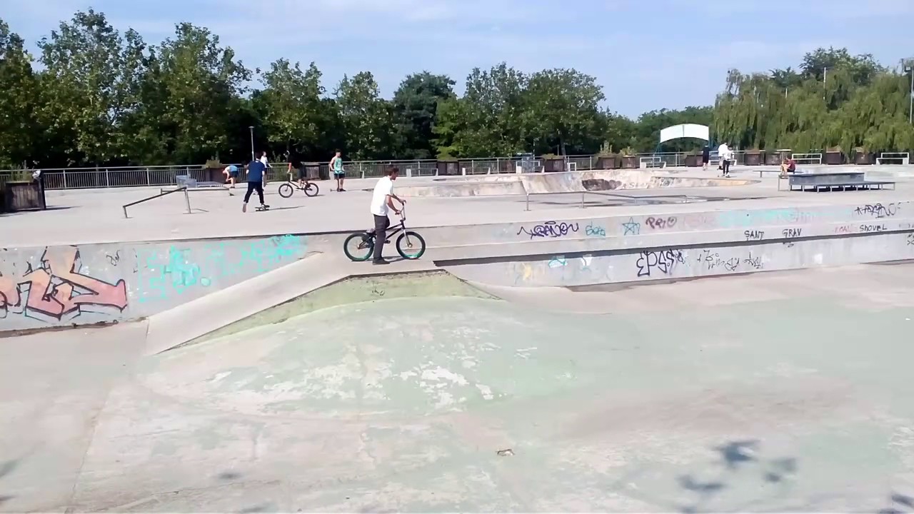 Senzati tari pe trotinete, biciclete, role parcul Tineretului București România.
