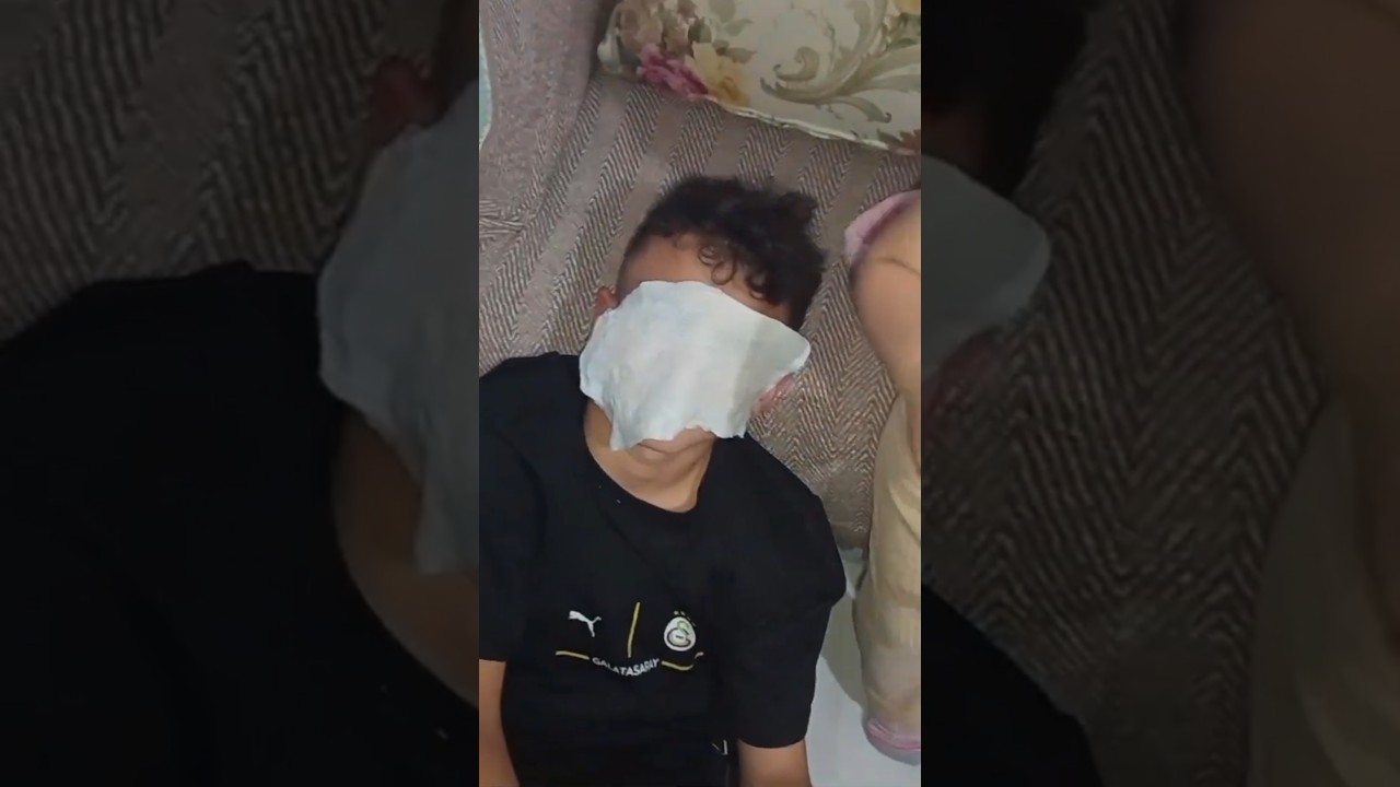 MASAL ABİSİNE VE KENDİNE YAPTIĞI BOYAYI  SİLİYOR!!?