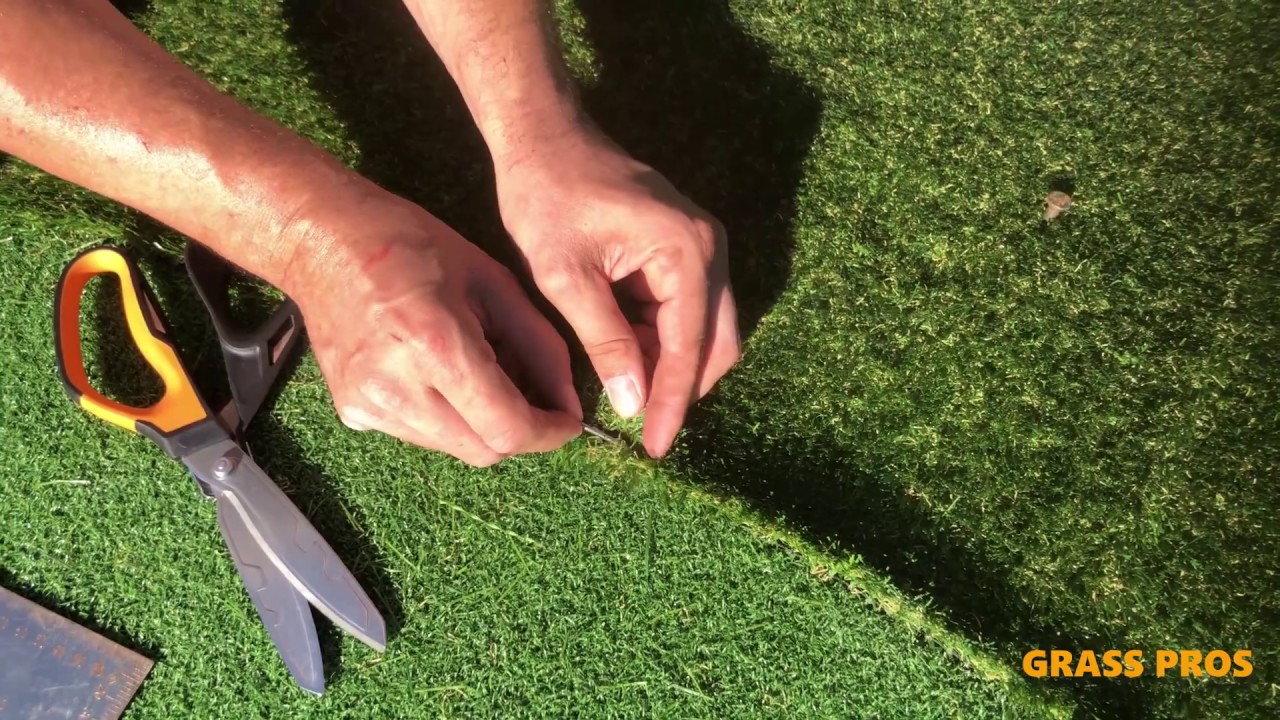 Installing the Putting Greens' Fringe on an Artificial Grass Putting Green