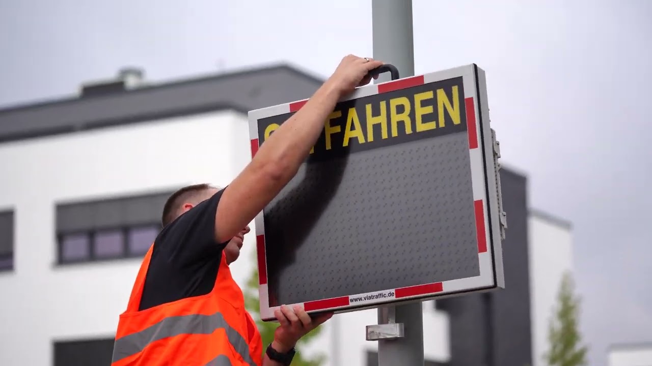 Geschwindigkeitsanzeigetafel: Wieso digitale Verkehrszeichen mit LED Display besser sind!