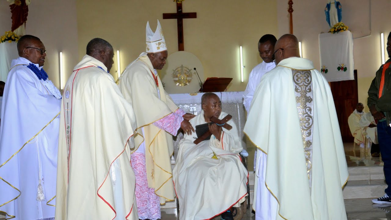 TAZAMA WAJUBILERI AKIWEMO ASKOFU MKUU ISAAC AMAN WAKIMKABIDHI KIJITI PADRE PHILIBERT AIKAMBE