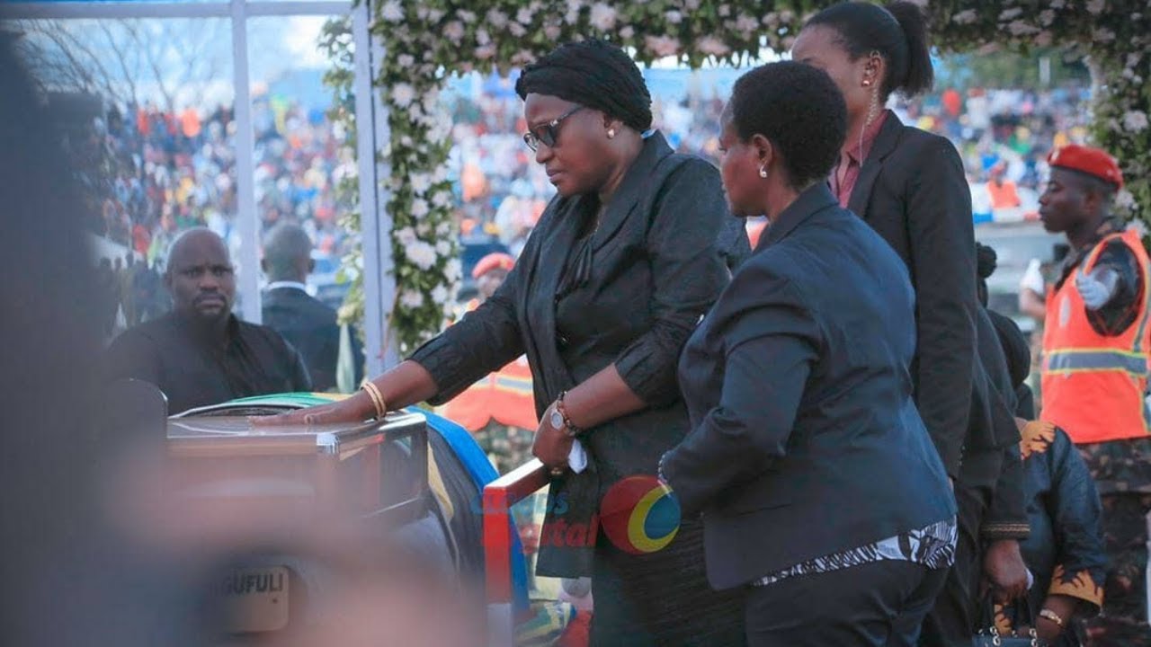 INAUMIZA: Mama Janeth alikumbatia jeneza lenye mwili wa mumewe, Hayati Dkt John Pombe Magufuli