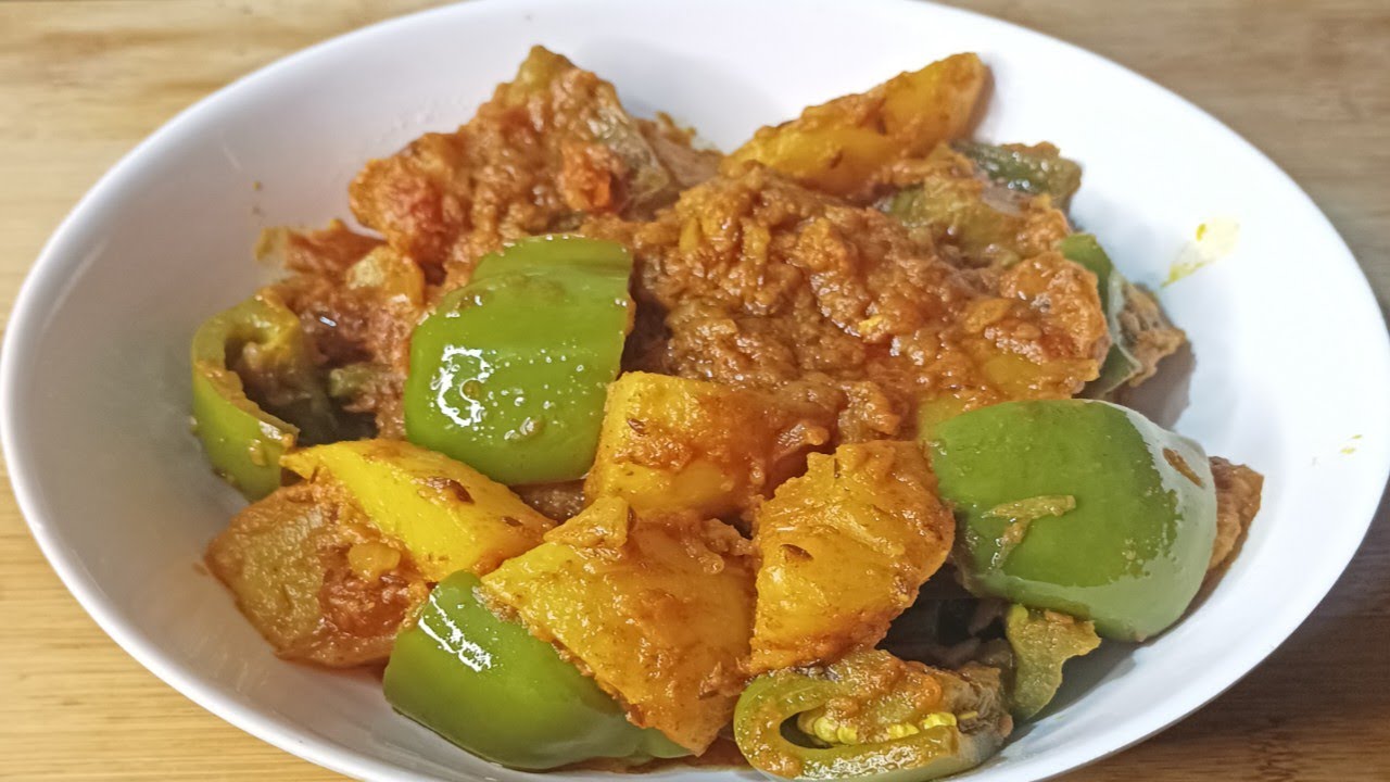 चटपटी आलू शिमला मिर्च की सुखी सब्जी | Shimla Mirch Aur Aloo Recipe In Hindi | by Cook With Nazia 