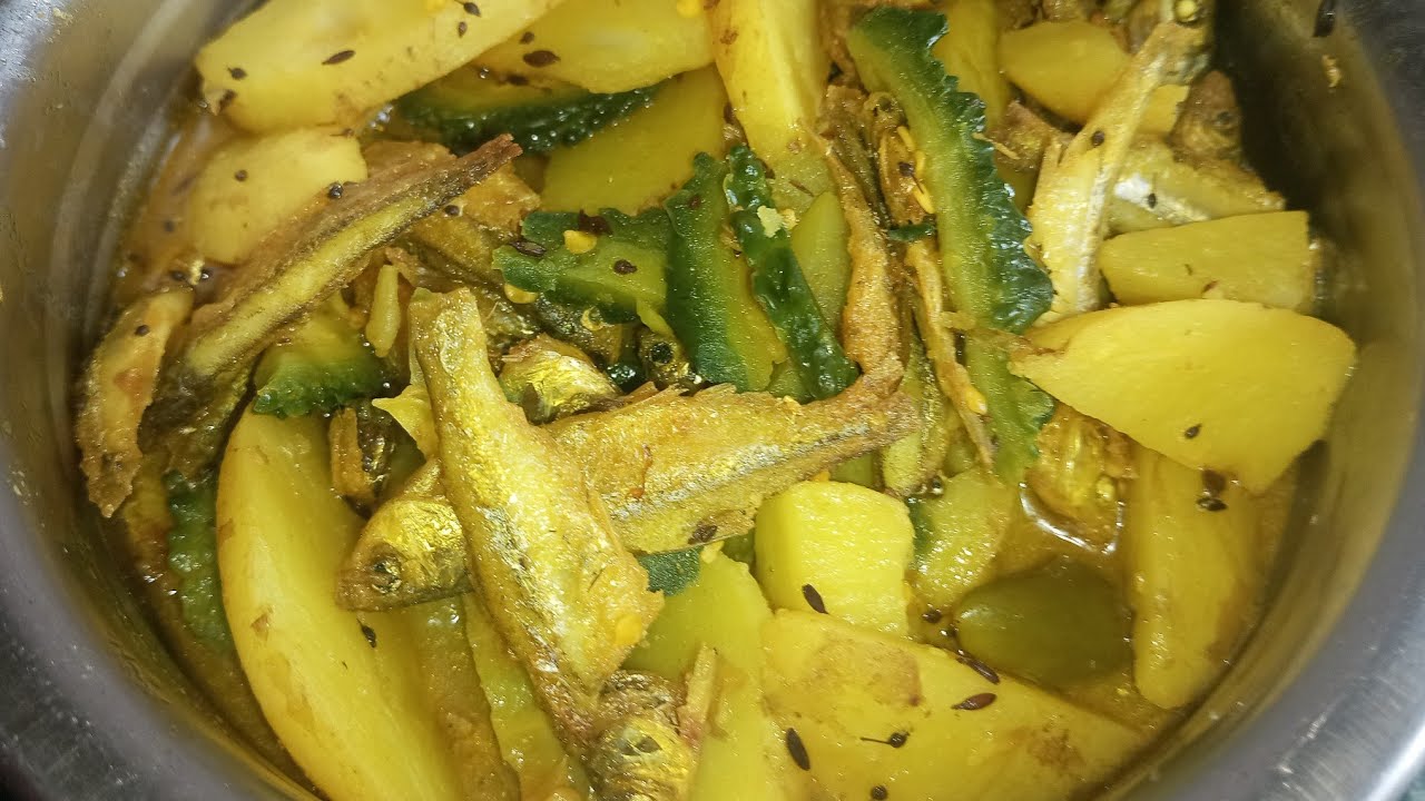 মরোলা মাছ দিয়ে আলু উস্তের তরকারি #cooking #homecuisine #food 