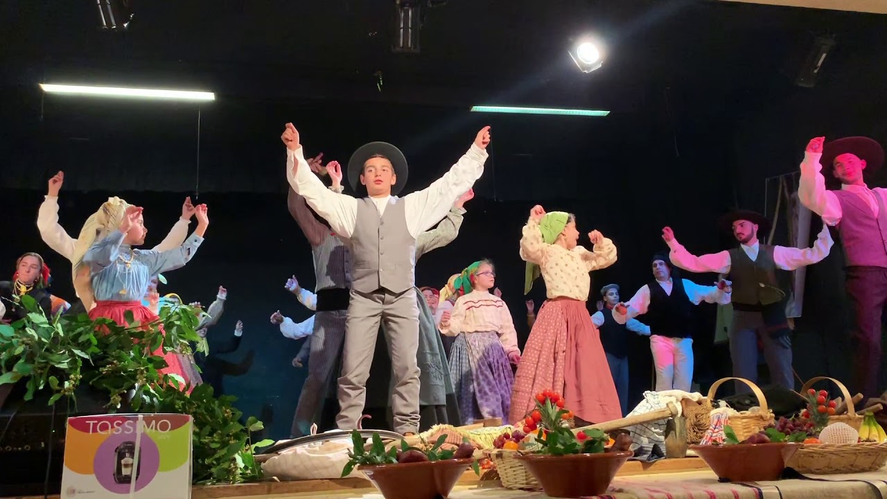 Grupo Etnográfico Povo da Nóbrega em Créteil - Estrada Nova & Pernas Peludas