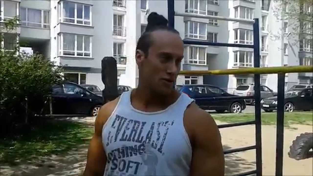 Treniruotė lauke ant skersinio ir lygiagrečių