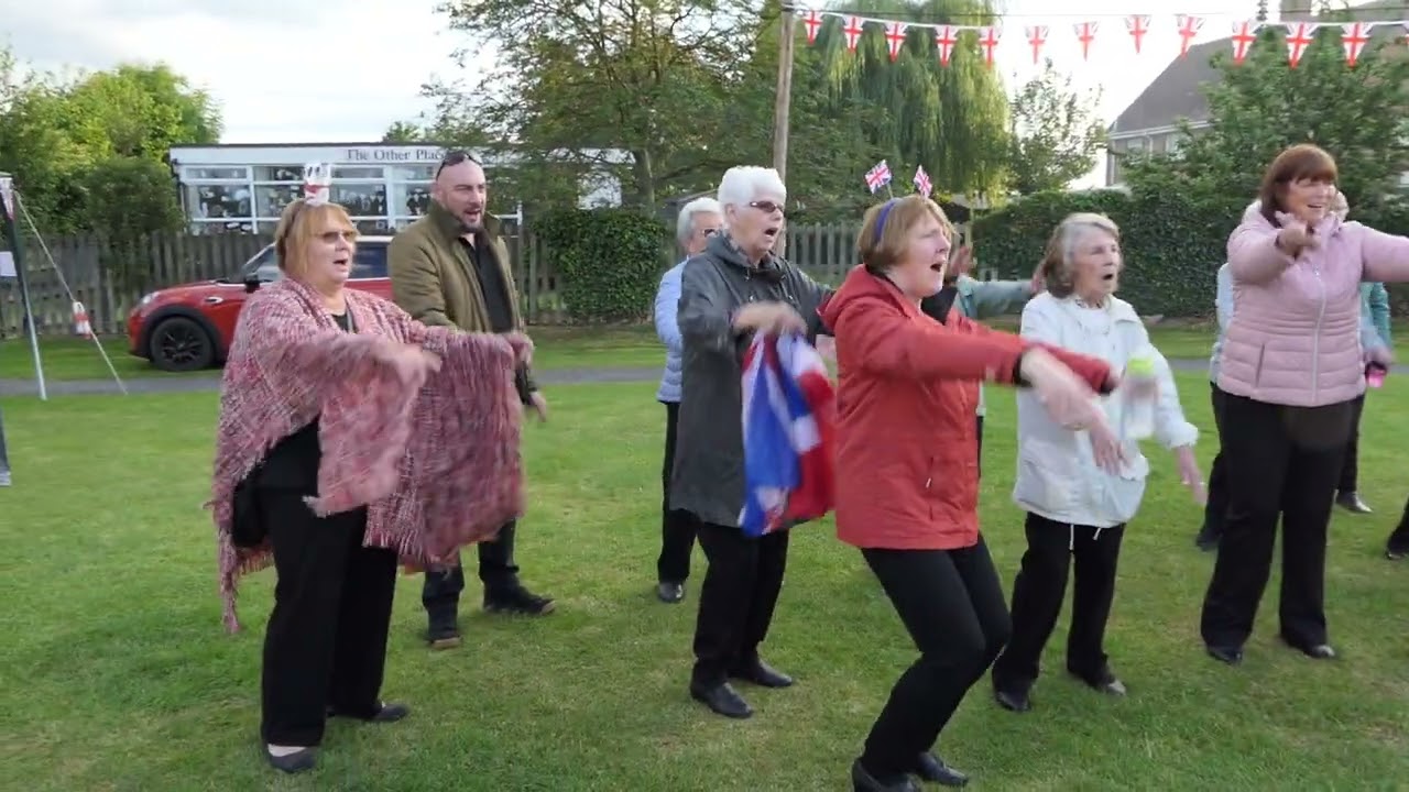 Rock Choir flashmob Don't Stop Me Now at Salford Priors Jubilee celebrations (02/06/22)