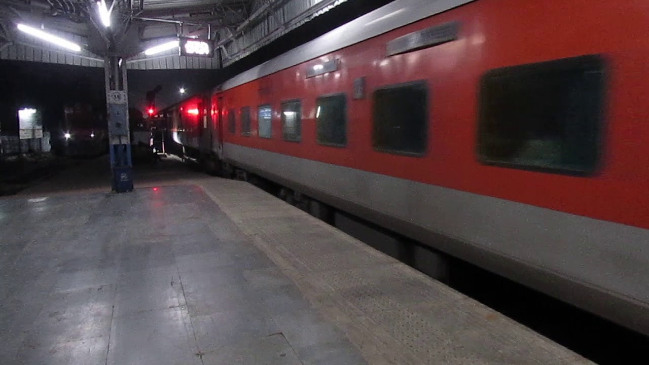 12424 DIBRUGARH TOWN RAJDHANI Express departing GUWAHATI, Assam!