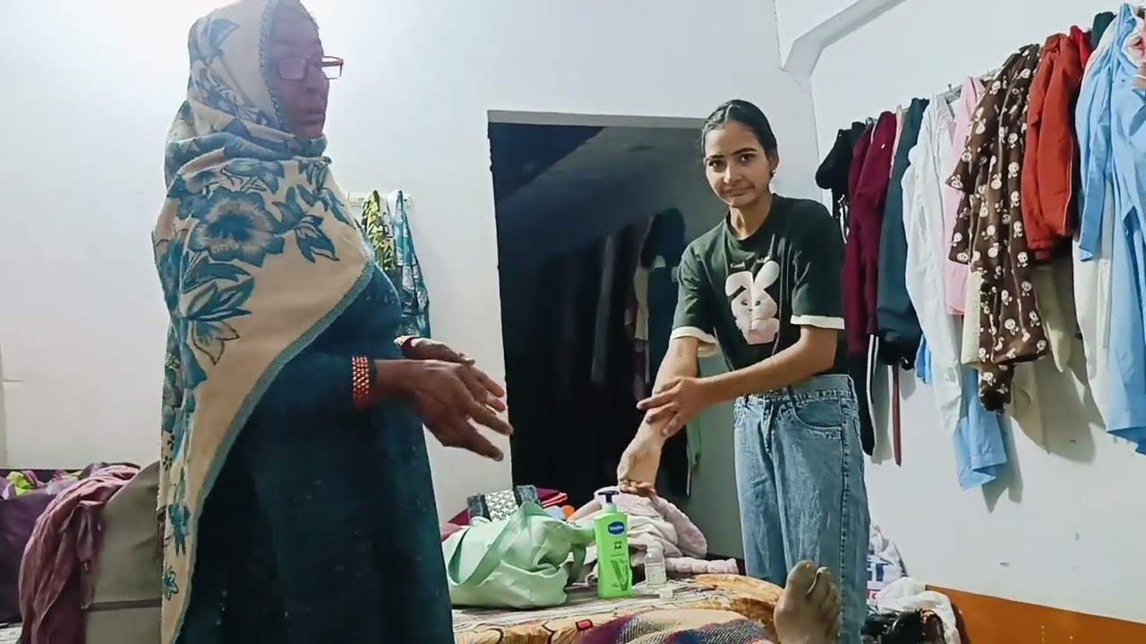 पार्लर वाली से ज्यादा मेकअप तो ये मां बेटी करती है दुकान जाने के लिए।।