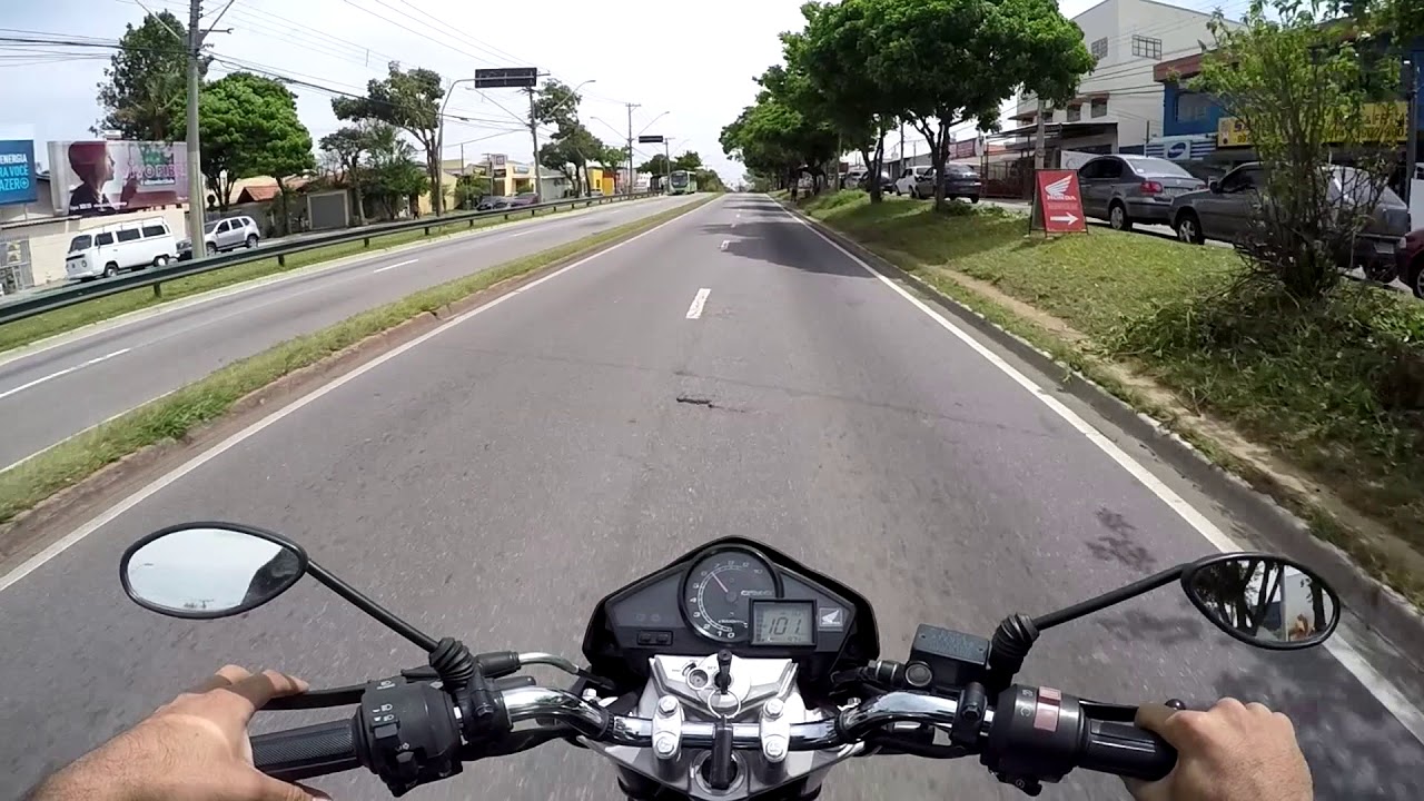 Role de CB 300 dando uma acelerada forte
