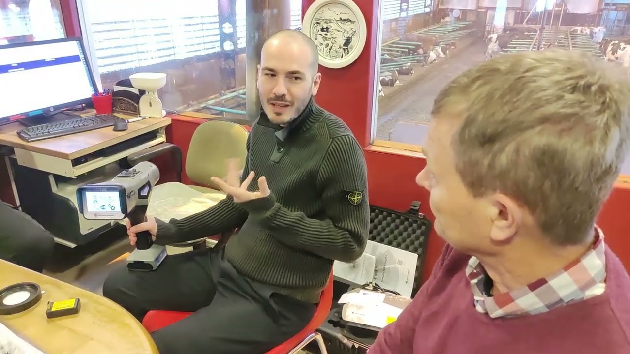 X-NIR rehuanalyysi laitteen  koulutus, Aholan Maidon tilalla helmikuussa 2022