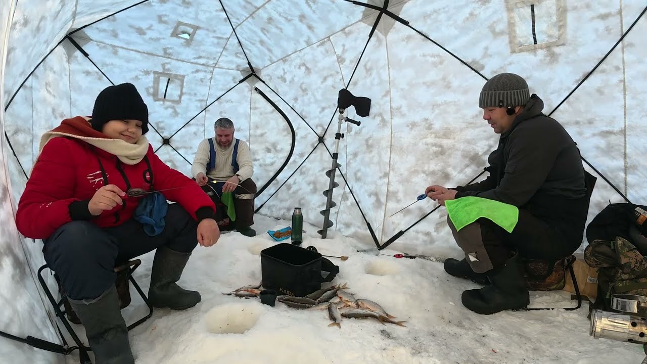 Рыбалка на городской речке.