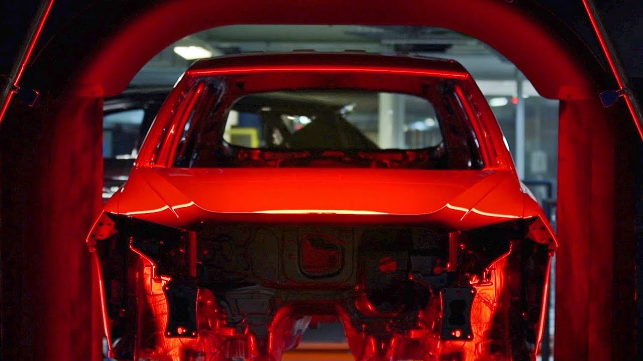 How Cars are Painted? 84 robots and 5,000 litres of paint.