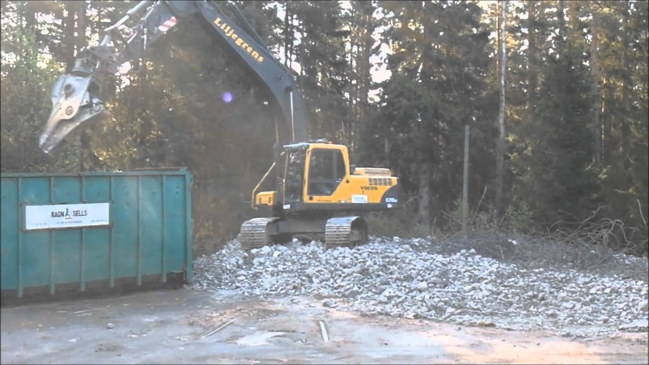 Rivning av förråd.