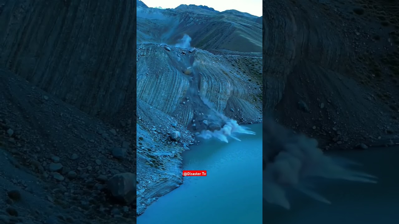 land slind on mountain 🏔️ 