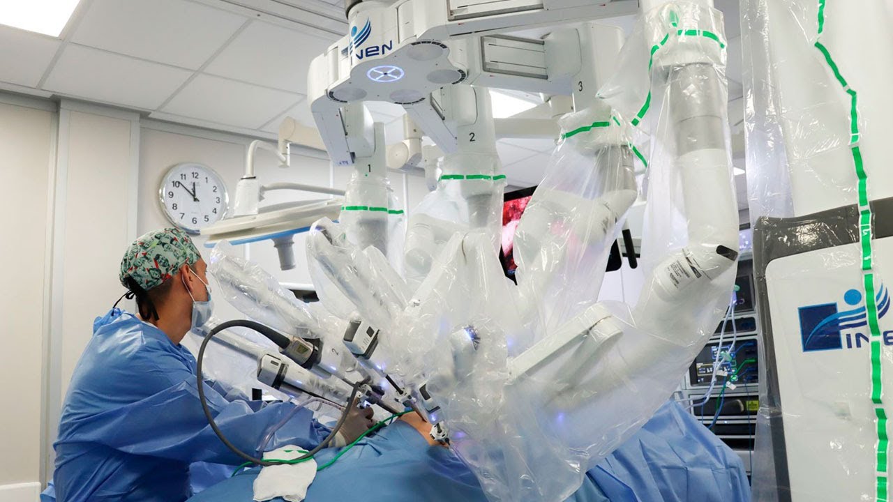 Médicos operan con robot a pacientes oncológicos en INEN
