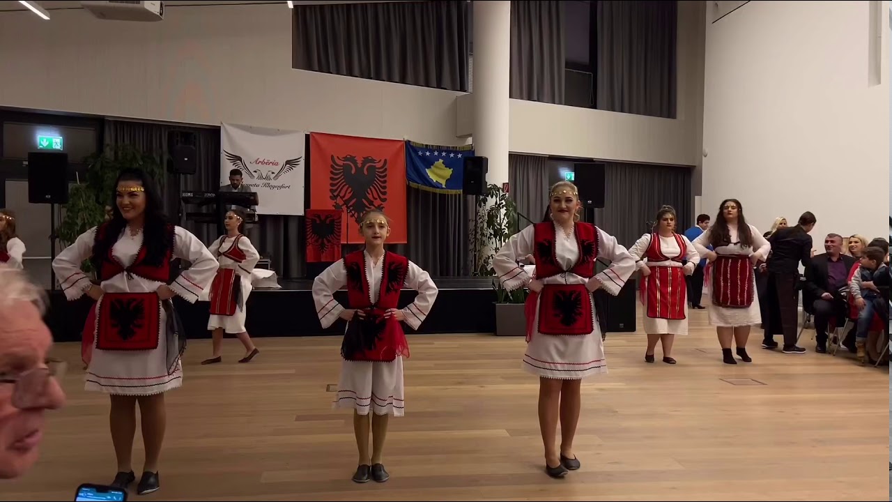 Grupi Valltarëve Shoqata Arbëria më kënge “Drenusha-Lulija me tupana”