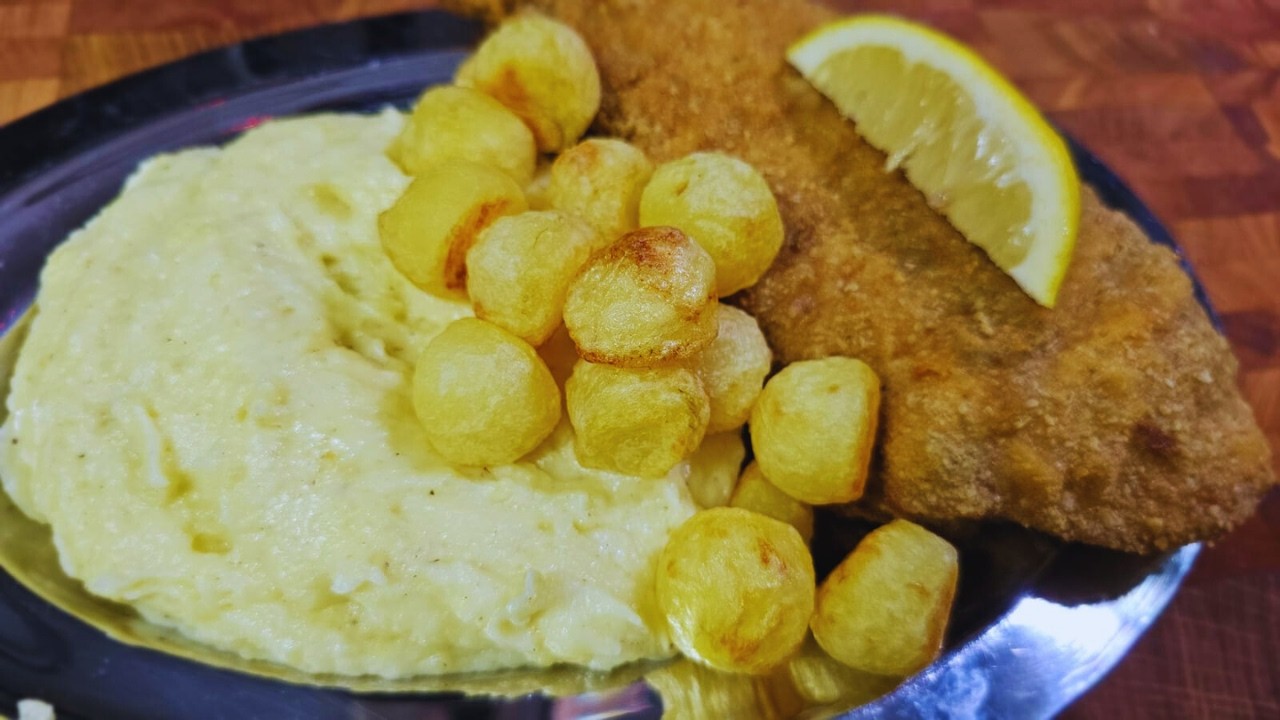 SUPREMA DE POLLO, PAPAS NOISETTE Y PURÉ.
