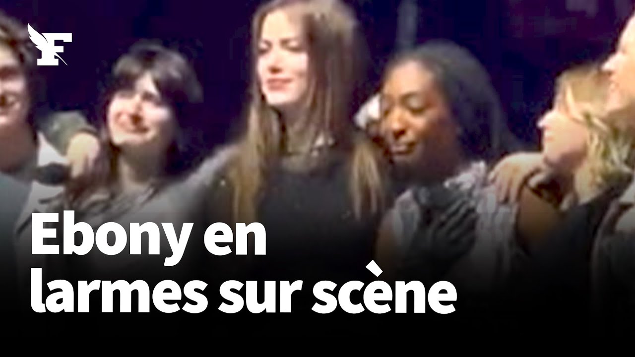 Ebony en larmes lors de la tournée de la Star Academy après avoir été prise à partie