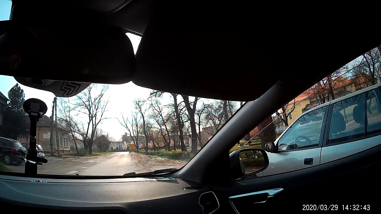 Parkolás úttal párhuzamosan HÁTRAmenetben ( M5 ). Készülj otthon a vezetésre :)