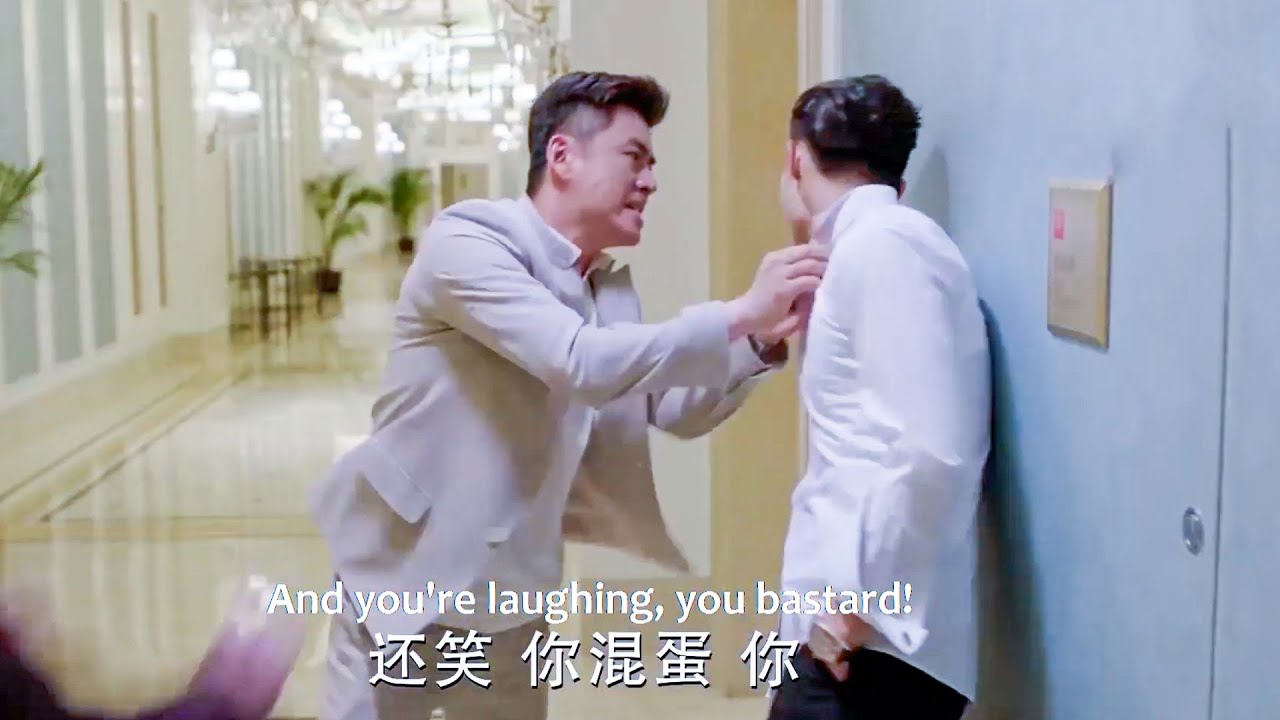 出軌丈夫羞辱妻子，妻子死心離開，岳父當場怒揍他为女儿出氣！