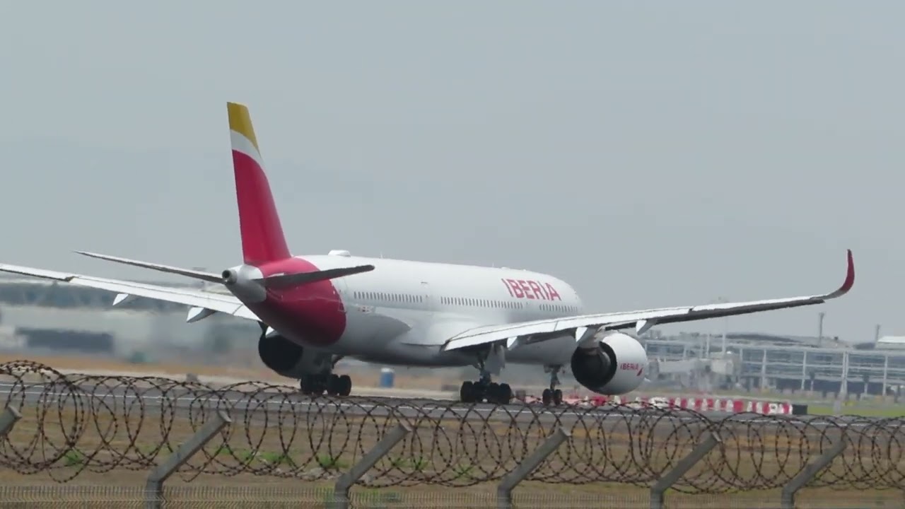 Airbus A350 Iberia and Boeing 787-9 british airways takeoff Scel santiago chile